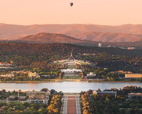 Menjelajahi Canberra