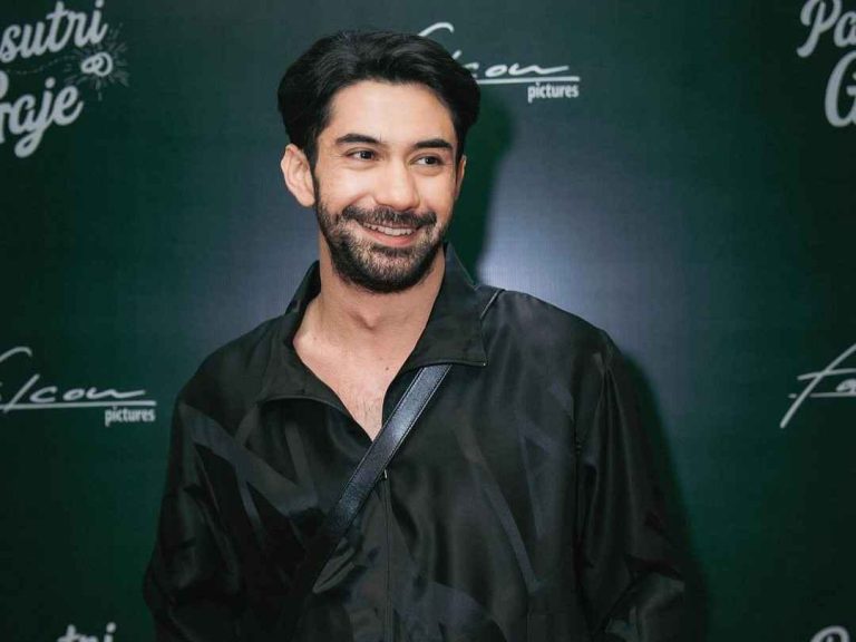 Reza Rahadian Dan Dedikasi Seorang Aktor Serba Bisa